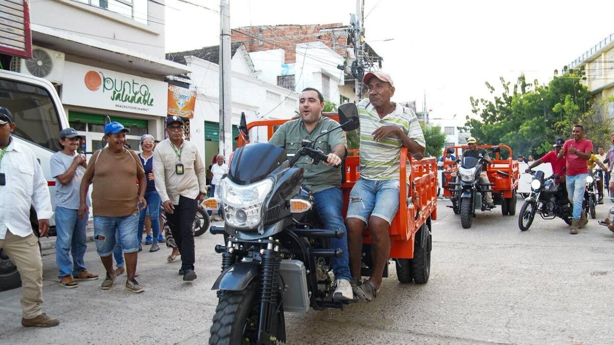Gobernador Yamil Arana entregó motocarros a coteros de Magangué, Bolívar