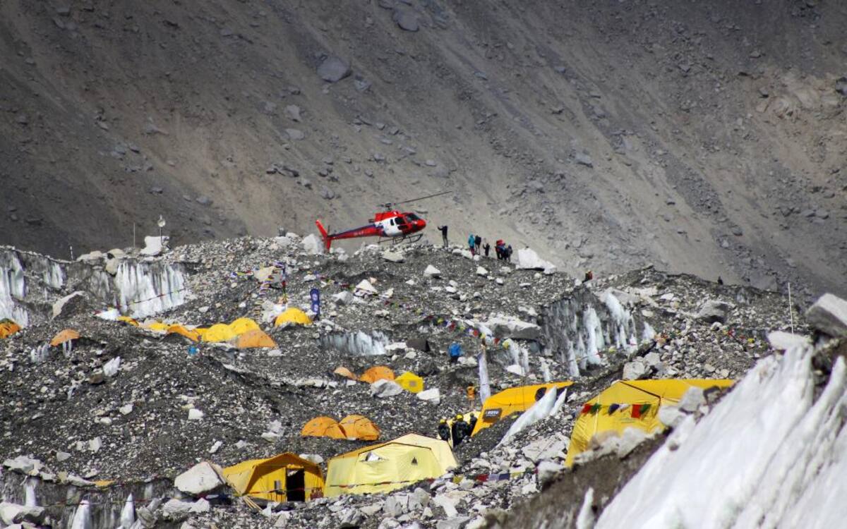 Al menos 10 alpinistas murieron por consecuencia de una avalancha tras el terremoto de 7,9 grados. Hay montañistas atrapados y campamentos sepultados. En la zona está nevando razón por la cual los helicópteros no pudieron llegar pronto para prestar labores de auxilio.
