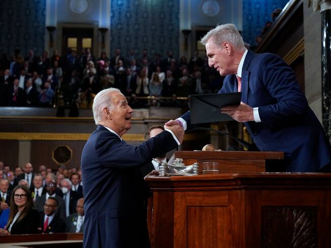 Detalles del acuerdo entre Biden y el presidente de la Cámara para elevar el techo de deuda en EE.UU