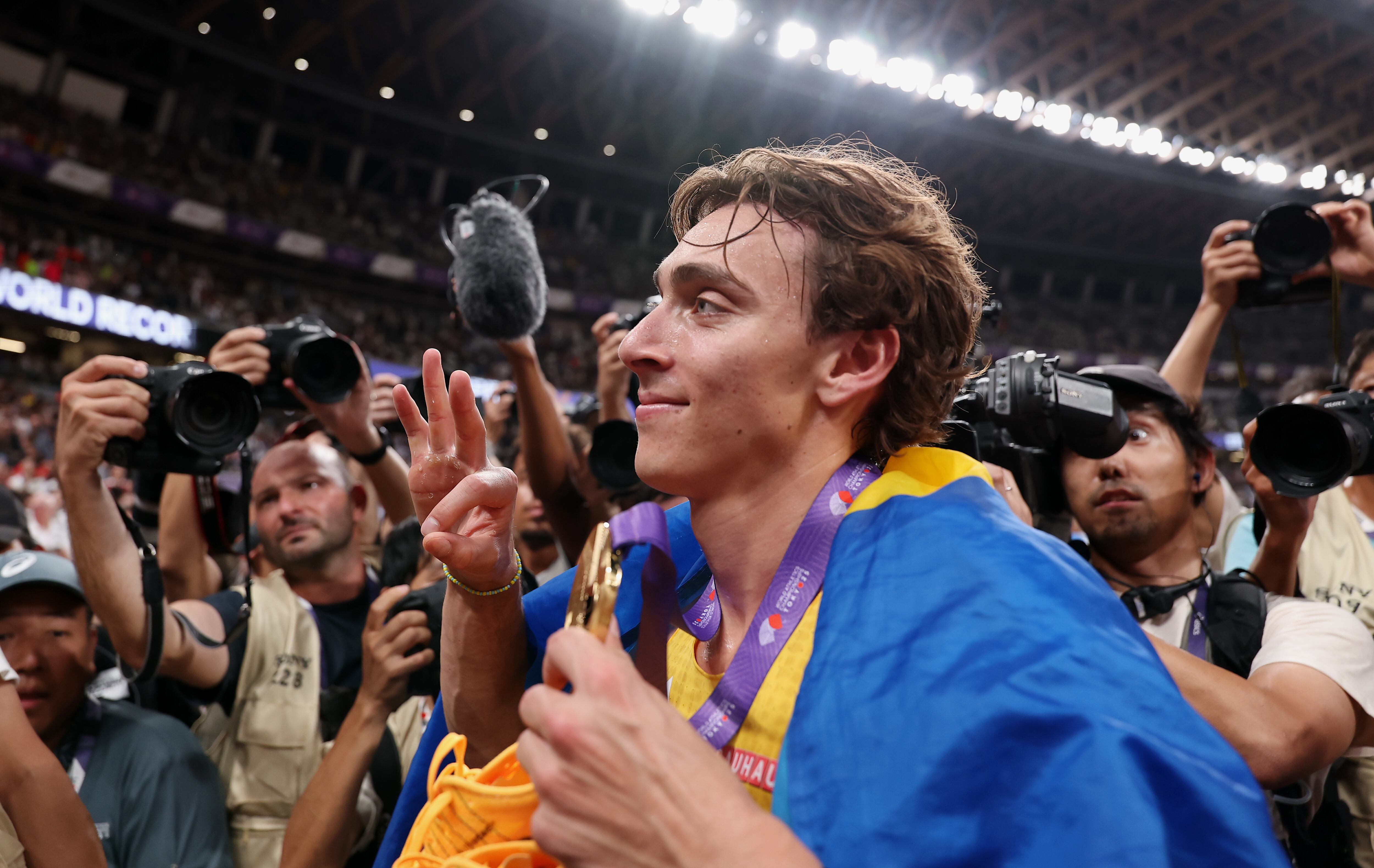 Armand Duplantis con la medalla de oro conseguida durante el Mundial de Atletismo de Tokio.  (Photo by Cameron Spencer/Getty Images)
