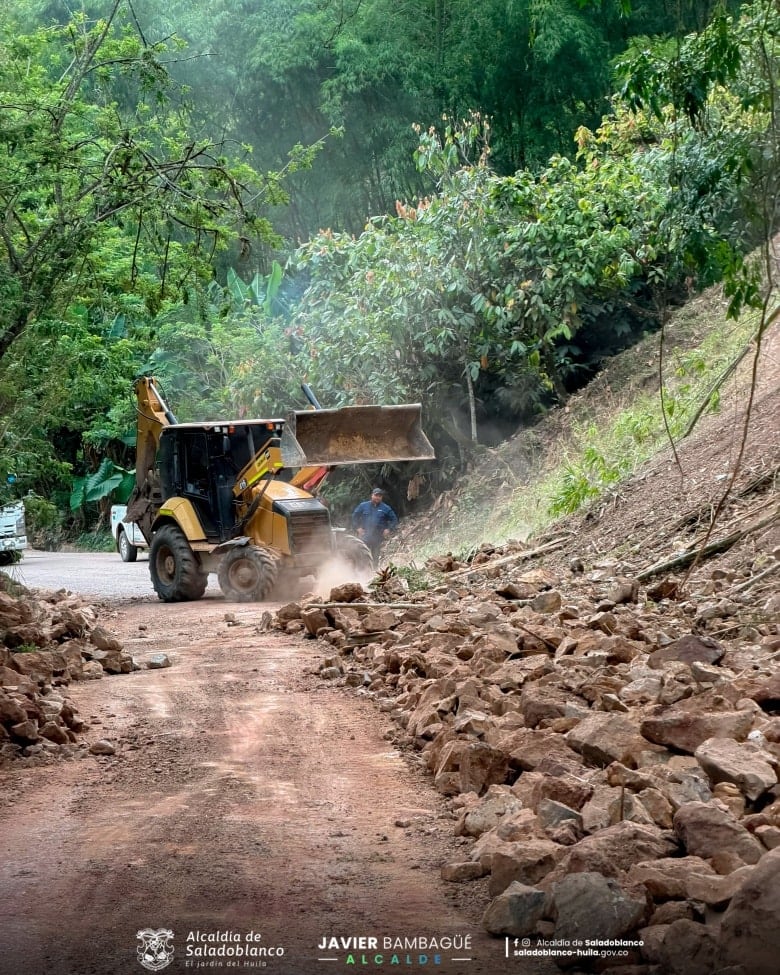 Caída de rocas en el kilómetro 7+680, deja cuatro personas heridas. Foto Redes Sociales