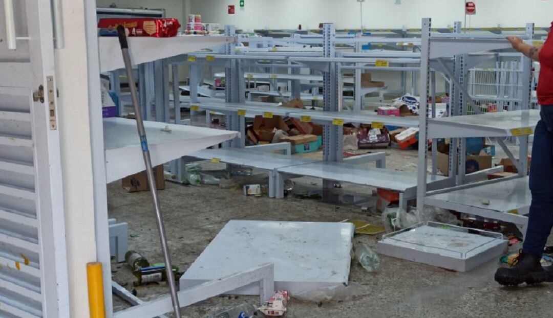 Supermercado afectado por vandalismo y saqueo