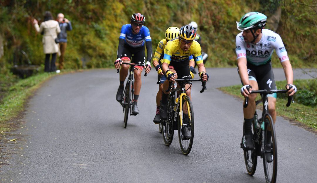 Sergio Higuita, a rueda de Primoz Roglic durante la etapa de este martes.