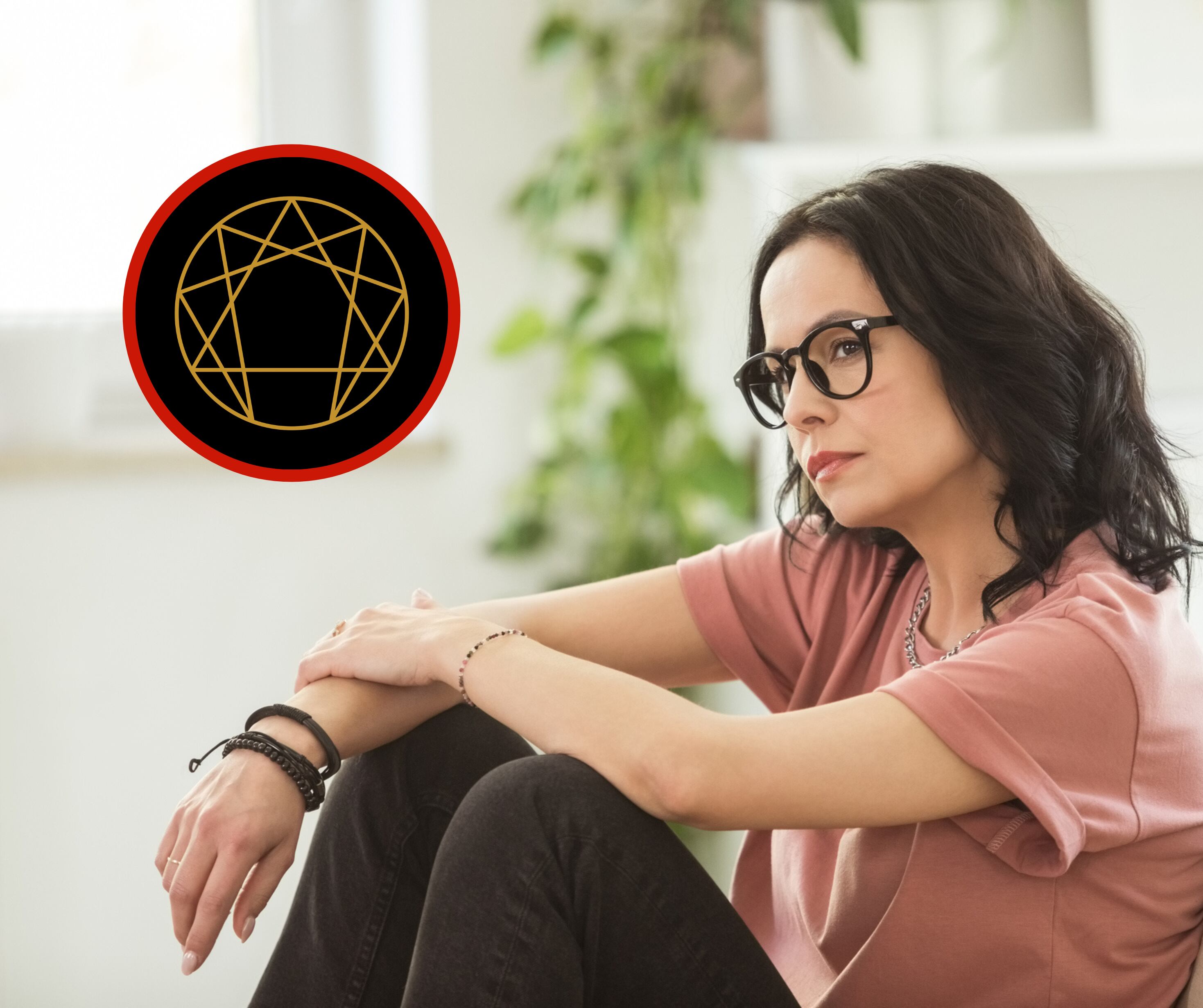 Mujer mirando a un punto fijo junto a la imagen de un enagrama (Getty Images)