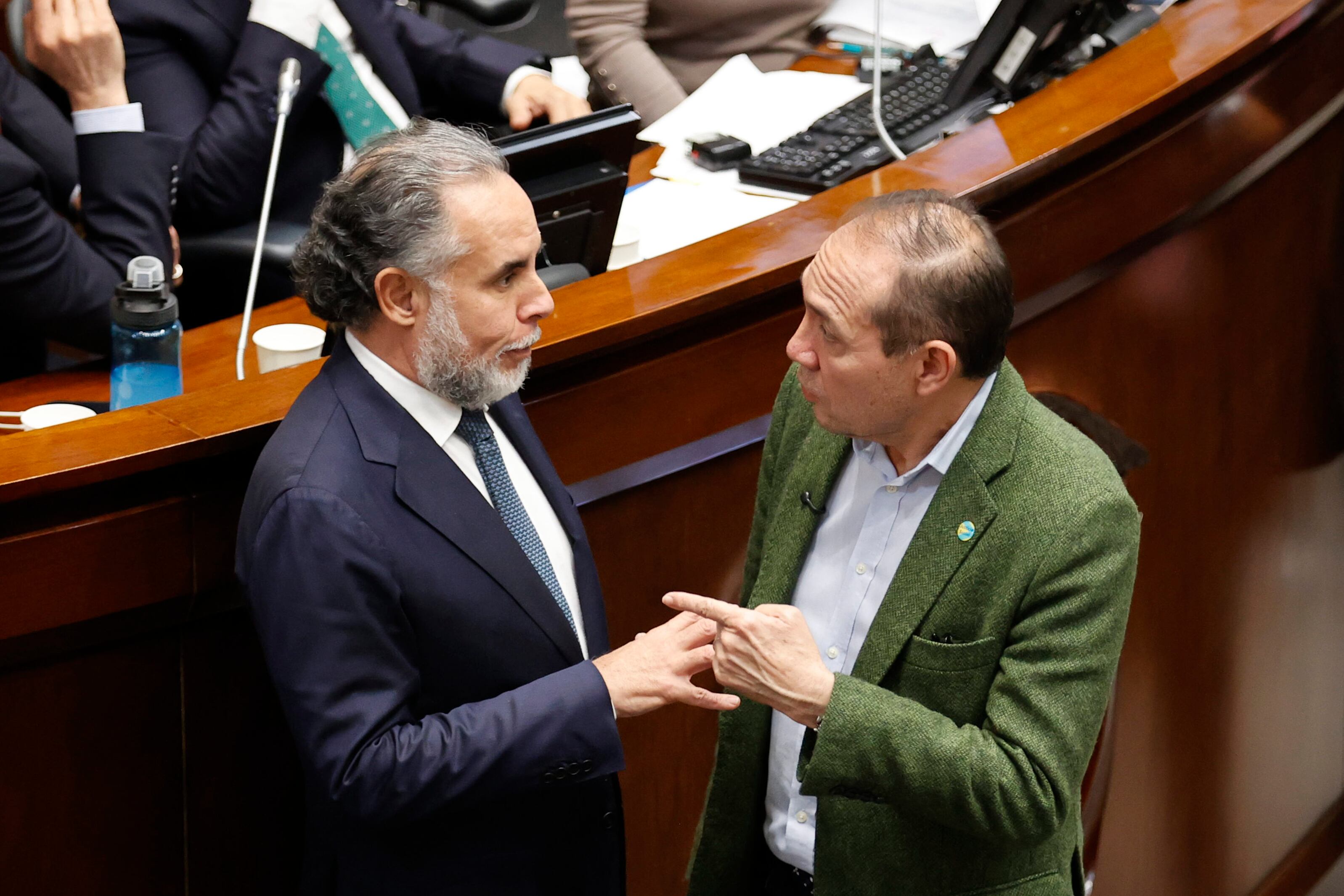 El ministro del Interior de Colombia, Armando Benedetti (i), y  el ministro del Trabajo, Antonio Sanguino (d), EFE/Mauricio Dueñas Castañeda.