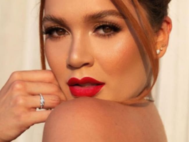 Como toda una diosa, así brilló Lina Tejeiro en vestido rojo