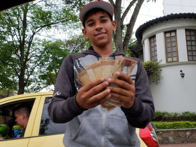 Venezolanos venden bolívares como suvenires