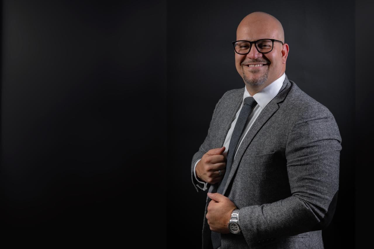 El latino Luis Alberto Díaz es galardonado con el Gold Stevie®️ Award 2025