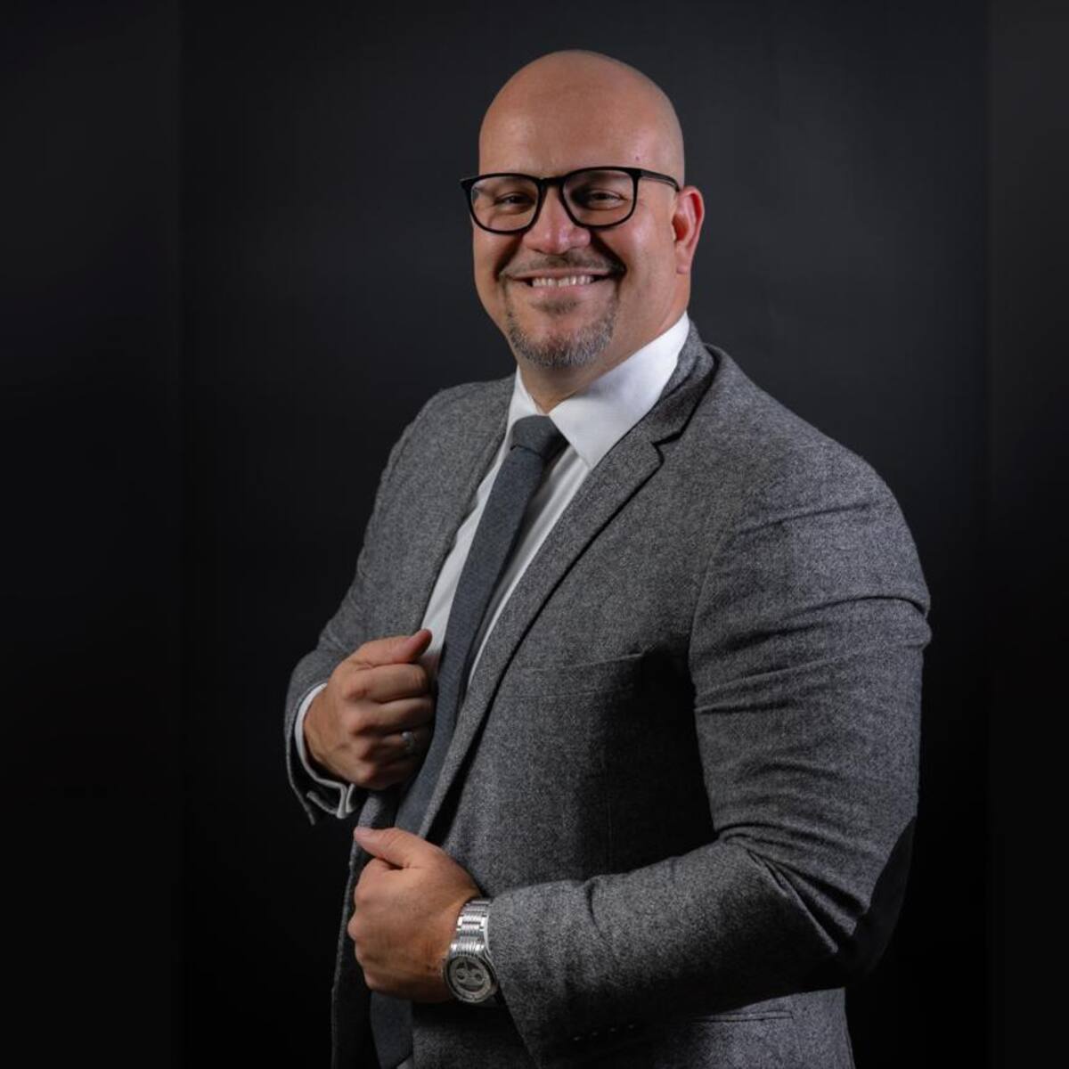 El latino Luis Alberto Díaz es galardonado con el Gold Stevie®️ Award 2025