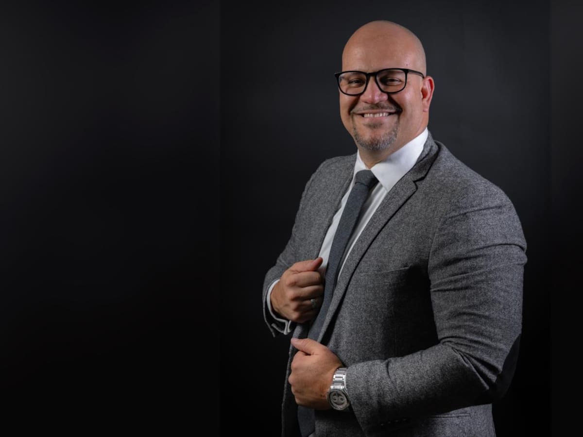 El latino Luis Alberto Díaz es galardonado con el Gold Stevie®️ Award 2025