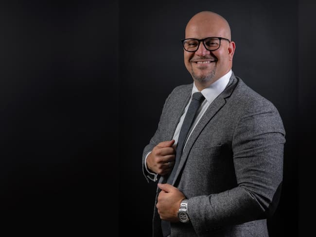 El latino Luis Alberto Díaz es galardonado con el Gold Stevie®️ Award 2025