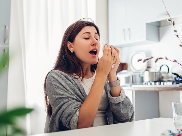 Persona estornudando // Foto de referencia: GettyImages