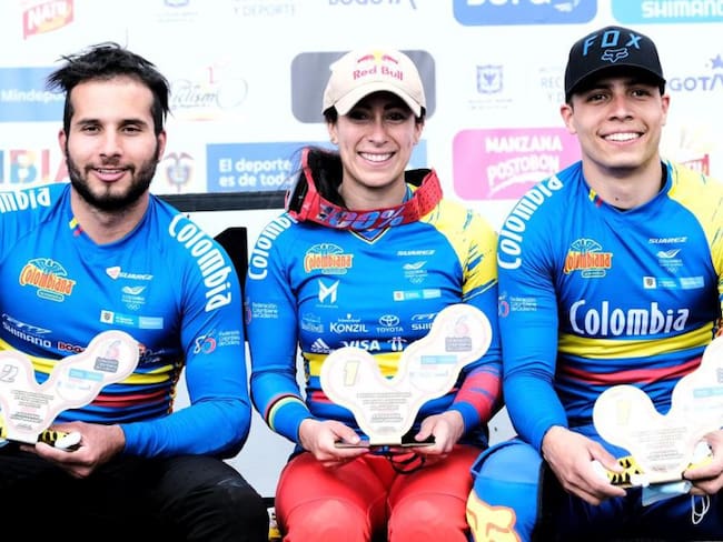 Mariana Pajón, Carlos Ramírez y Diego Arboleda con sus trofeos en la valida internacional.