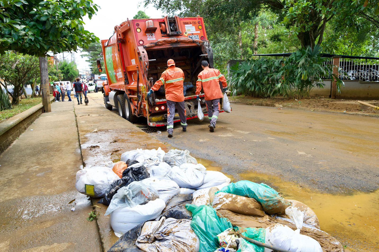 Las basuras en las quebradas obstaculizaron las quebradas en Manrique- foto alcaldía de Medellín