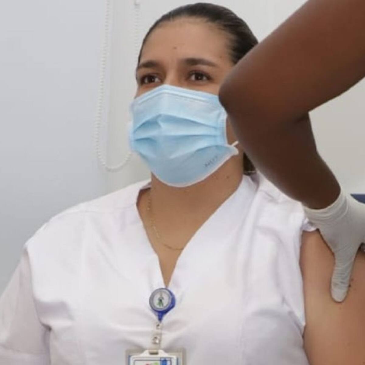 Auxiliar de enfermería del HUV recibió la primera vacuna contra el COVID