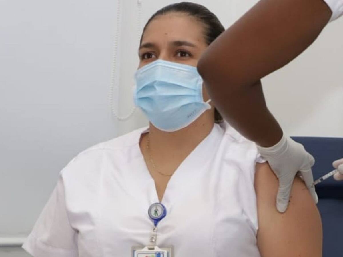 Auxiliar de enfermería del HUV recibió la primera vacuna contra el COVID