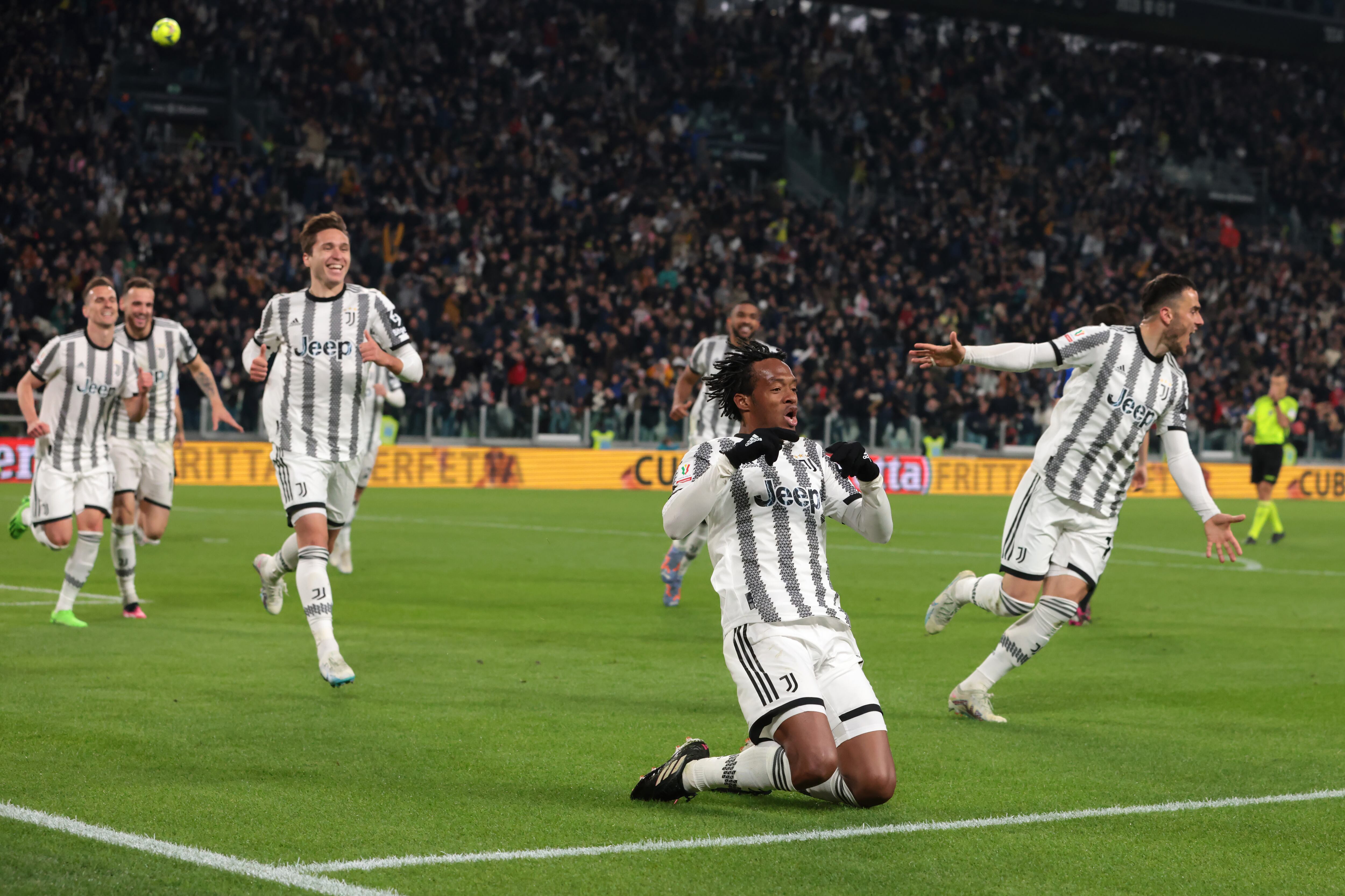 Juan Cuadrado de Juventus celebra con sus compañeros después de anotar para darle al equipo una ventaja de 1-0 durante el partido de ida de semifinales de Coppa Italia ante Inter. (Foto de Jonathan Moscrop/Getty Images)