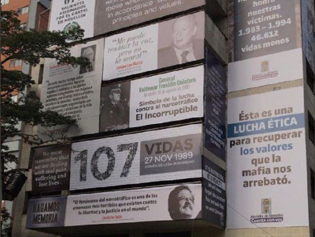 Forran con fotos de víctimas, fachada de edificio Mónaco