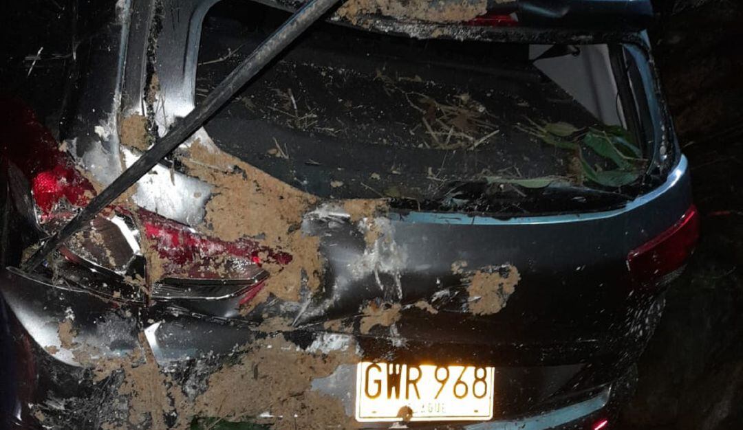 Camioneta rodó por un abismo