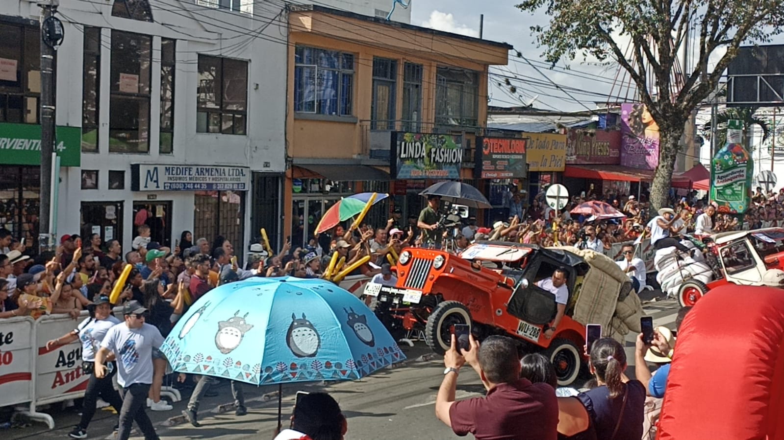 Pique tradicional en el desfile del Yipao en Armenia. Foto Adrián Trejos