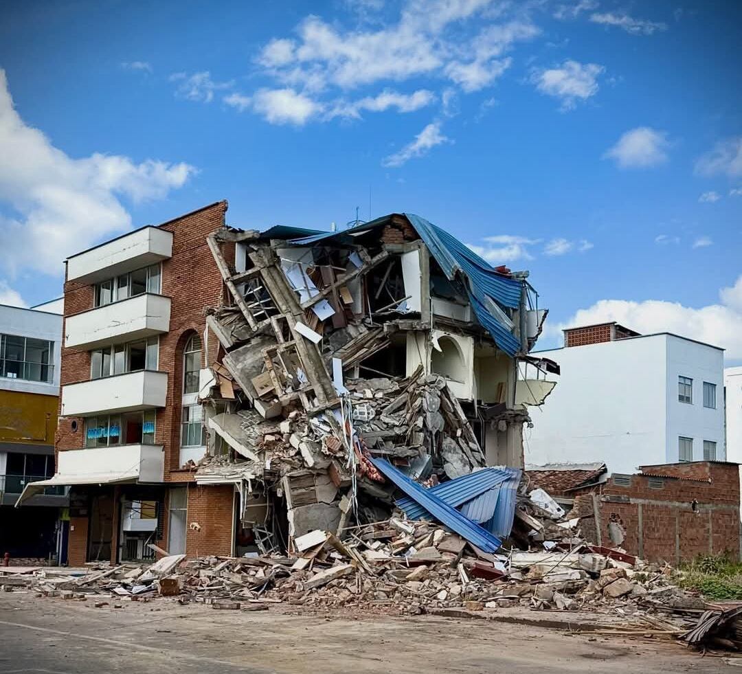 En Quimbaya, Quindío avanza la demolición de edificaciones afectadas por el terremoto, en la imagen el edificio Salazar. Foto: Cortesía alcaldía de Quimbaya