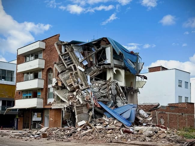 En Quimbaya, Quindío avanza la demolición de edificaciones afectadas por el terremoto, en la imagen el edificio Salazar. Foto: Cortesía alcaldía de Quimbaya