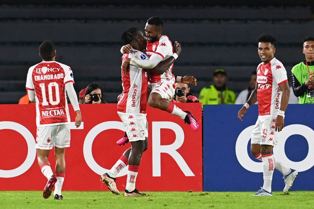 Santa Fe celebra el gol de Hugo Rodallega ante Gimnasia por Copa Sudamericana (Photo by Juan BARRETO / AFP) (Photo by JUAN BARRETO/AFP via Getty Images)