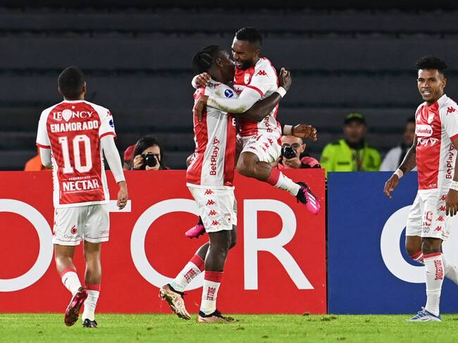 Santa Fe celebra el gol de Hugo Rodallega ante Gimnasia por Copa Sudamericana (Photo by Juan BARRETO / AFP) (Photo by JUAN BARRETO/AFP via Getty Images)