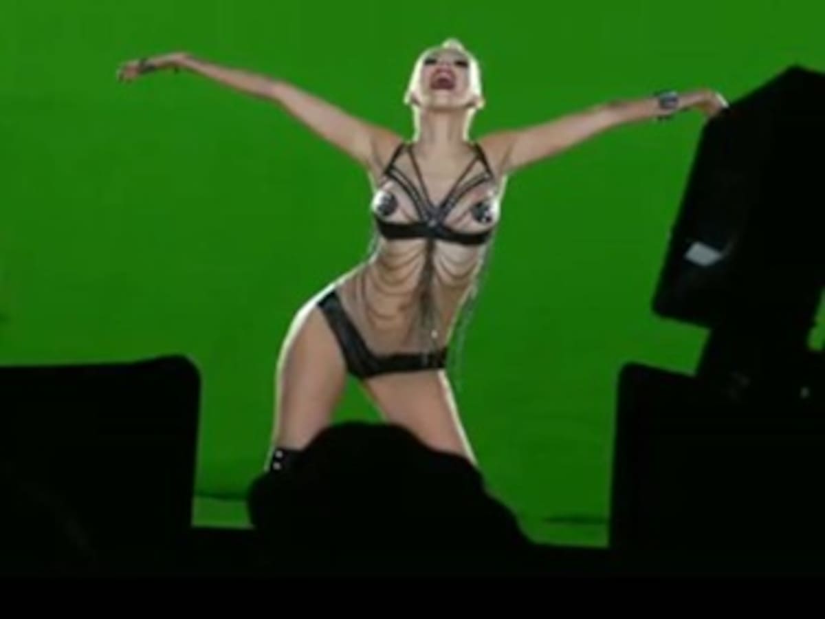 Christina Aguilera baila en lencería dentro de una iglesia en nuevo videoclip