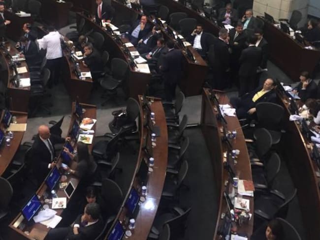 Santos convoca a congresistas a asistir a sesiones de lunes a viernes