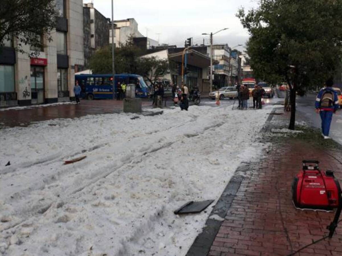 Bogotá amanece con algunas calles blancas por la granizada