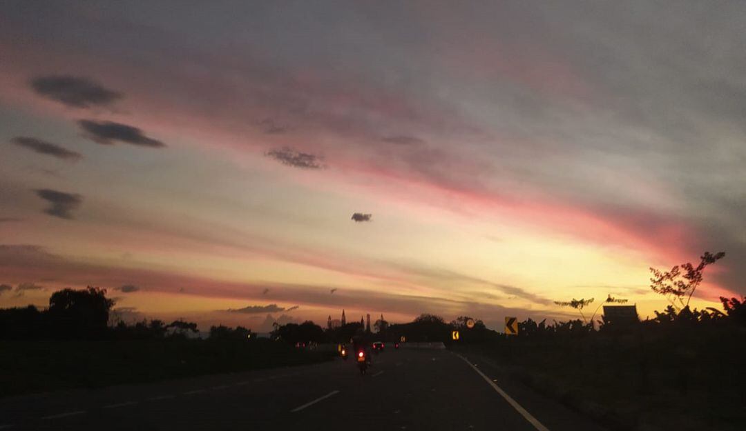 Atardecer en la vía Armenia-Tebaida