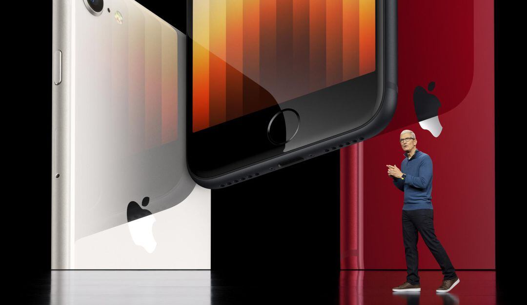 El CEO de Apple, Tim Cook, mostrando el nuevo iPhone SE con 5G y el chip A15 Bionic durante el evento Apple Keynote 
