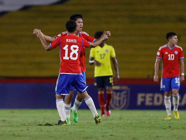 Los jugadores de Chile festejan uno de sus dos goles ante Colombia / Twitter: @CONMEBOL