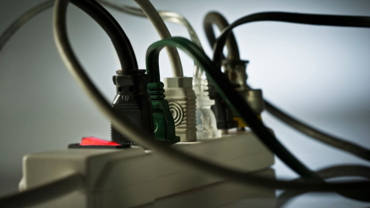Listado de aparatos eléctricos que NO debe conectar a una multitoma: ¿por qué?