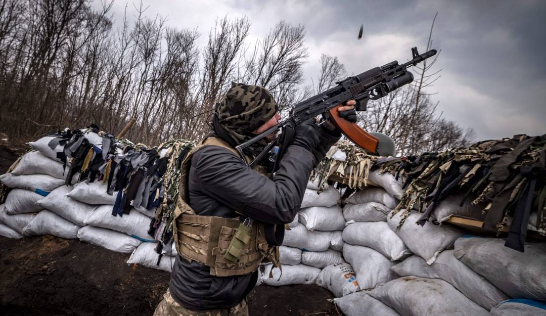 Soldado ucraniano disparando a un presunto dron ruso.                         Foto: Getty 