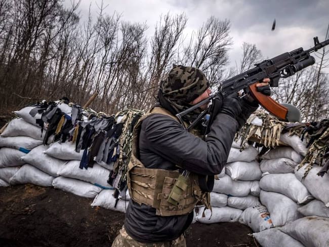 Soldado ucraniano disparando a un presunto dron ruso.                         Foto: Getty 