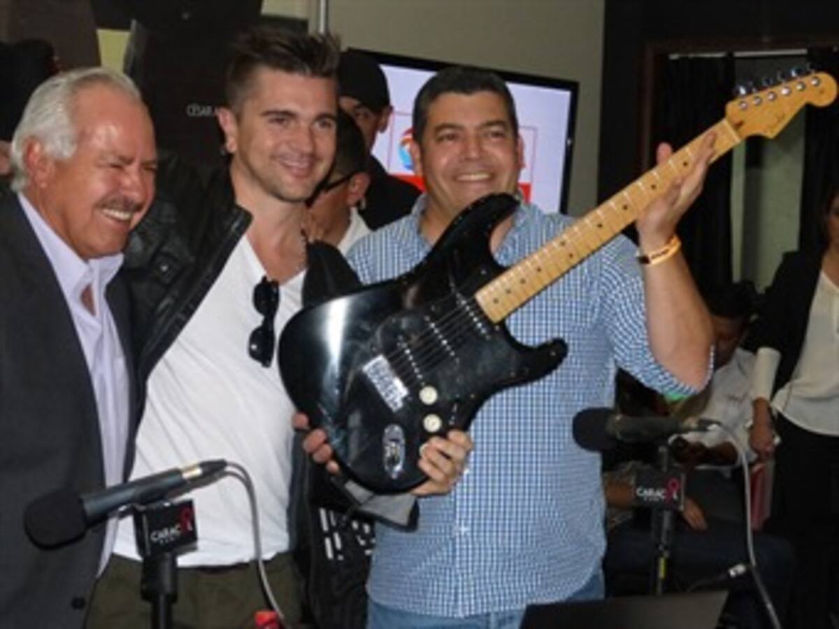 Juanes entregó la guitarra que será regalada a oyente de Caracol Radio
