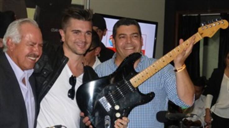 Juanes entregó la guitarra que será regalada a oyente de Caracol Radio