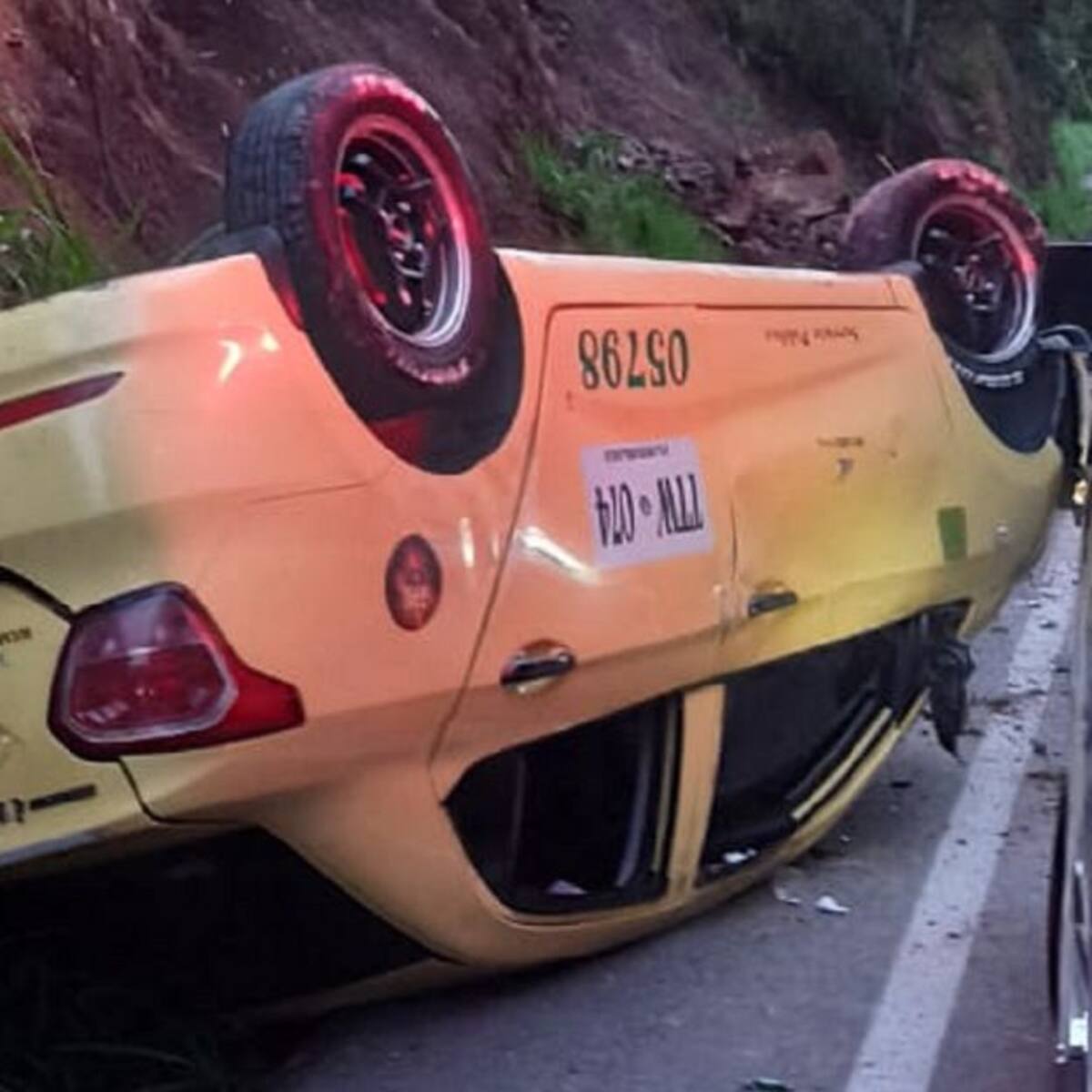 Piedras en la vía al aeropuerto dejan el volcamiento de un taxi