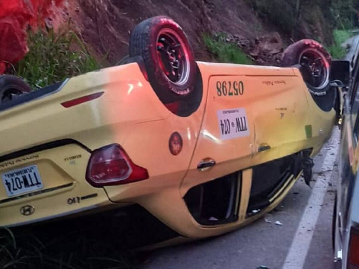 Piedras en la vía al aeropuerto dejan el volcamiento de un taxi