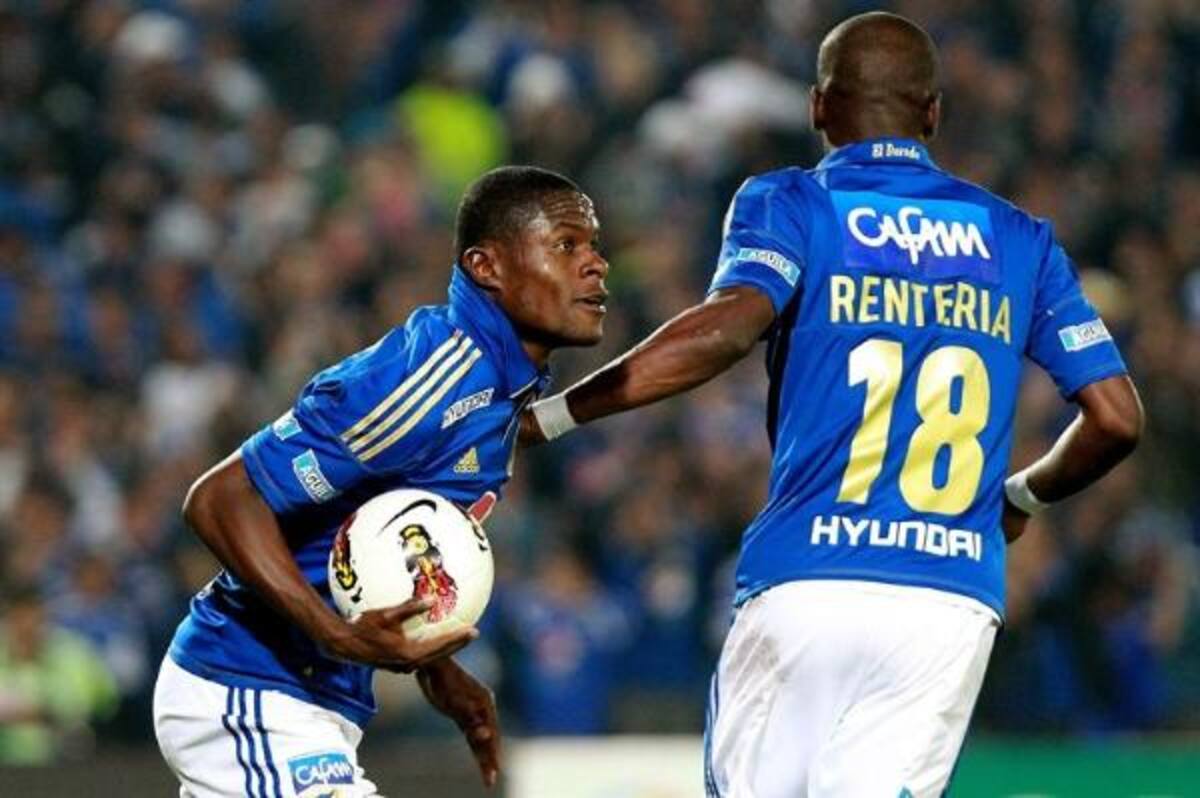 Wilberto Cosme consiguió el empate parcial 1-1 ante Gremio en El Campín y animó a la hinchada.