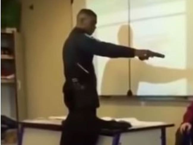 Joven amenaza a profesora con una pistola en plena clase