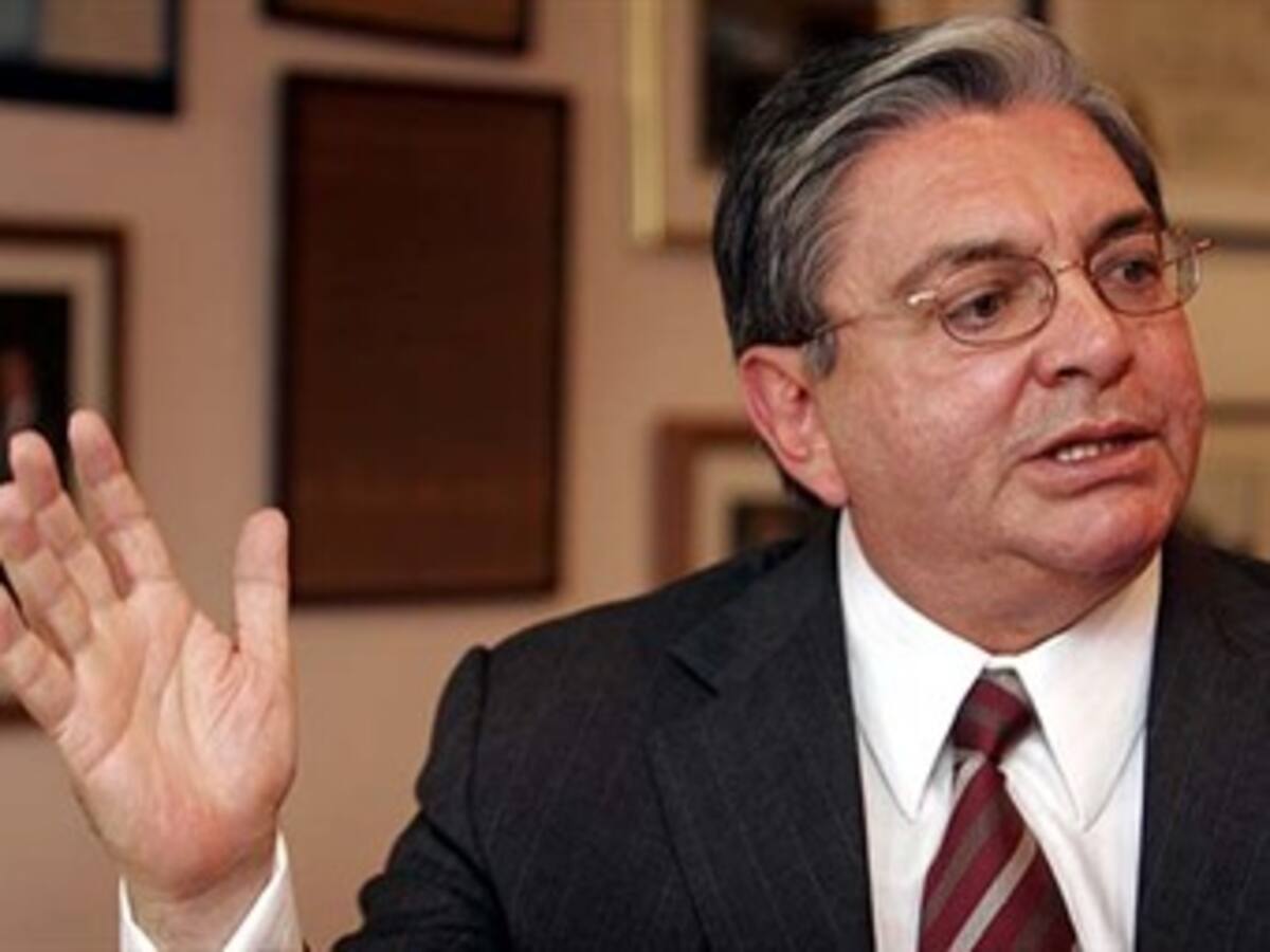 Hasta la Procuraduría 'chuzaba' teléfonos: Mininterior