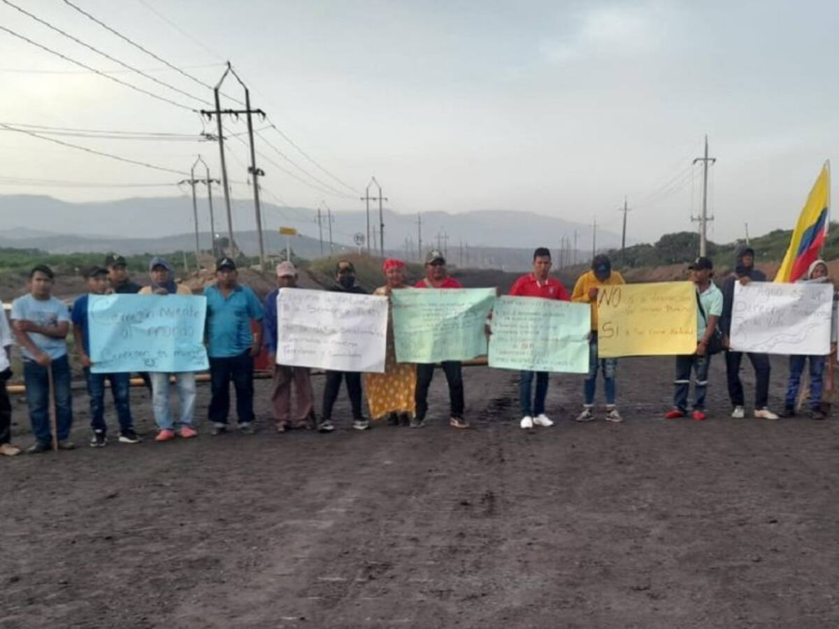 Bloquean vías en el sur de La Guajira