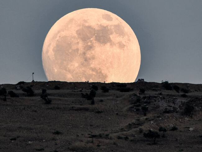 Vista de la superluna de fresa desde Siria. (Photo by Rami al SAYED / AFP)