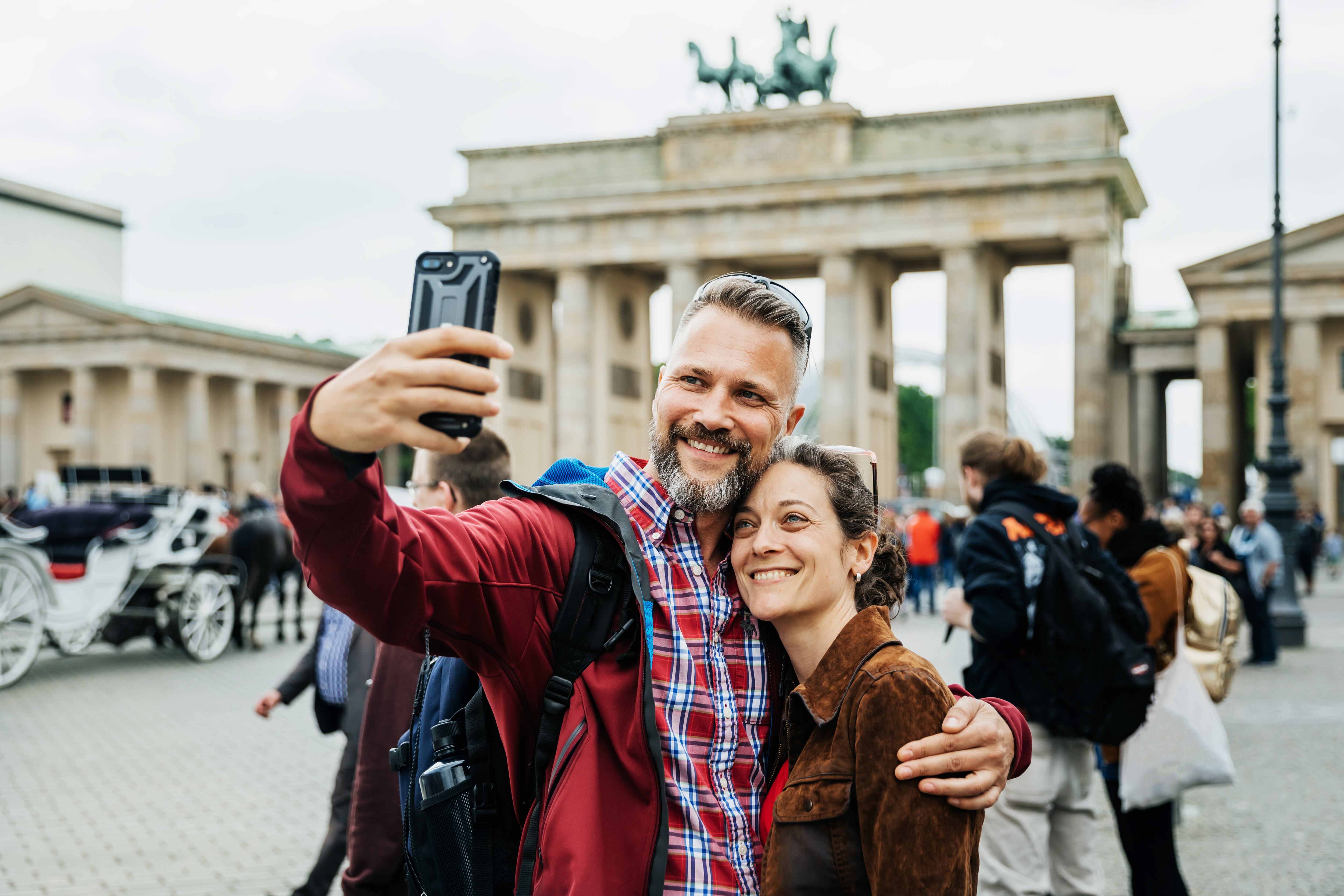 Pareja tomándose una foto frente a la Puerta de Brandeburgo en Berlín / Foto: GettyImages
