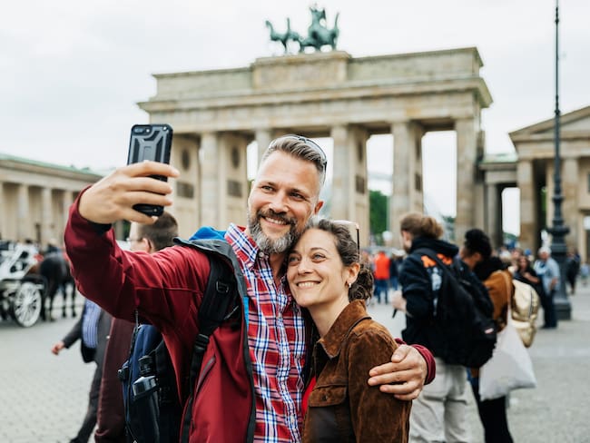 Pareja tomándose una foto frente a la Puerta de Brandeburgo en Berlín / Foto: GettyImages