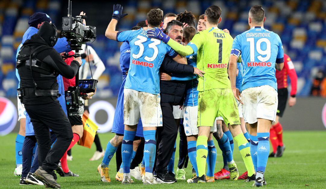 Los jugadores del Napoli festejan junto a Gattuso el triunfo sobre la Juventus.