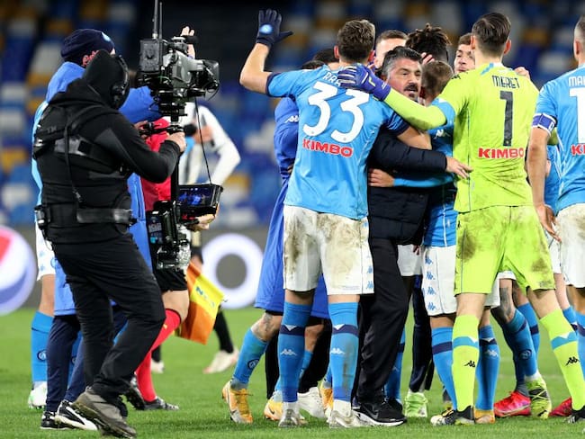 Los jugadores del Napoli festejan junto a Gattuso el triunfo sobre la Juventus.
